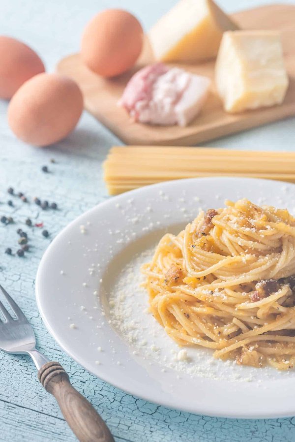 Une nouille piquante buldak carbonara pour un plat succulent