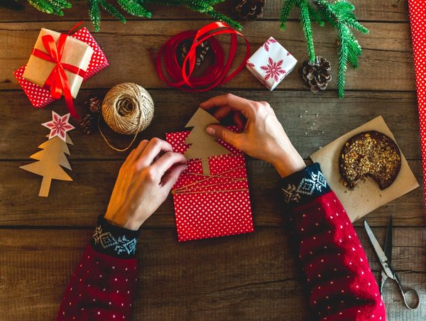 Quelles sont les meilleures façons de décorer des gâteaux d'anniversaire sur commande?
